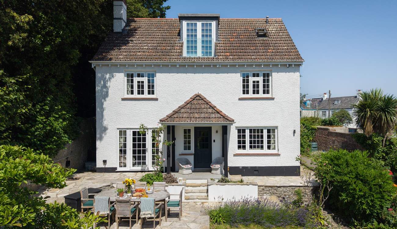 Welcome to the stunning Langmoor House. Sitting in a commanding elevated position this sea view property is perfect for groups, celebrations and lovers of the Jurassic Coast. 