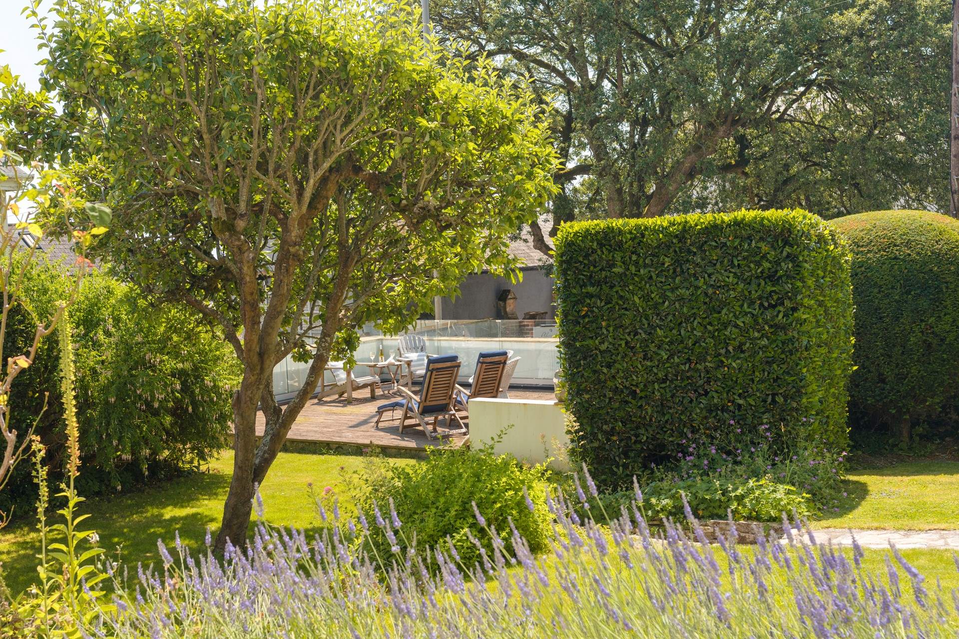 Such a pretty garden from all angles...