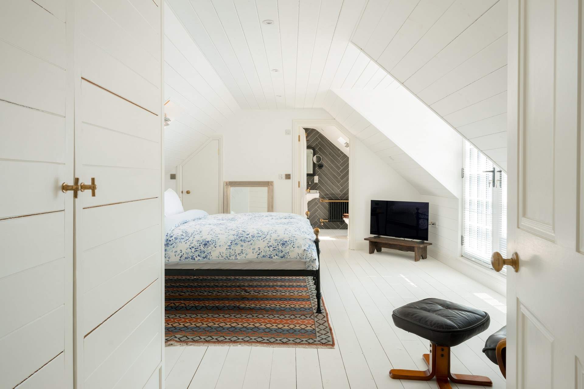The primary suite (bedroom 4) sits on its own floor at the top of the house and has commanding sea views from the Juliet balcony. 