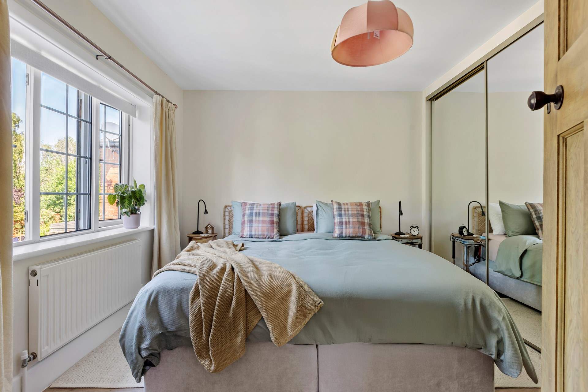The primary bedroom is peaceful perfection. Super soft linen and a sumptuous super-king size bed (can be split into two singles on request). No doubt you will sleep well here...