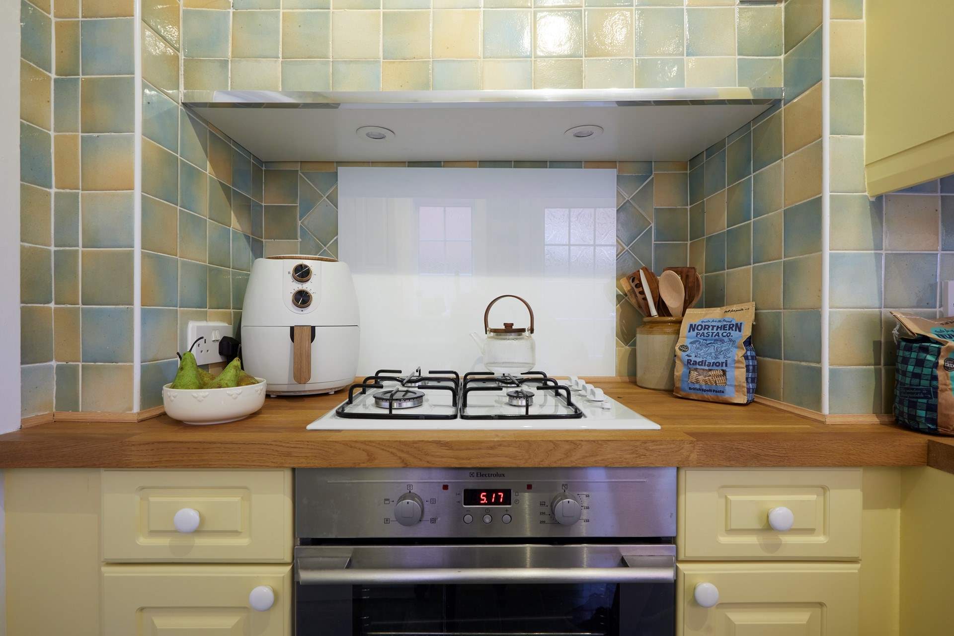 Sunny palette choices throughout this coastal home...