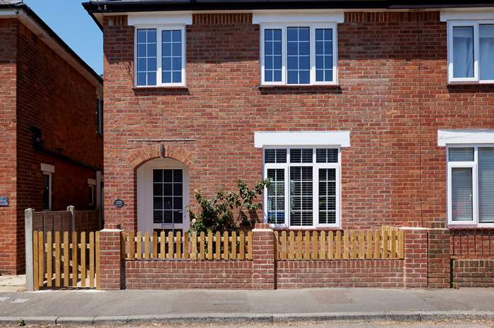 Lavender Cottage is a 2 bedroom, dog friendly cottage near the beach in Christchurch.