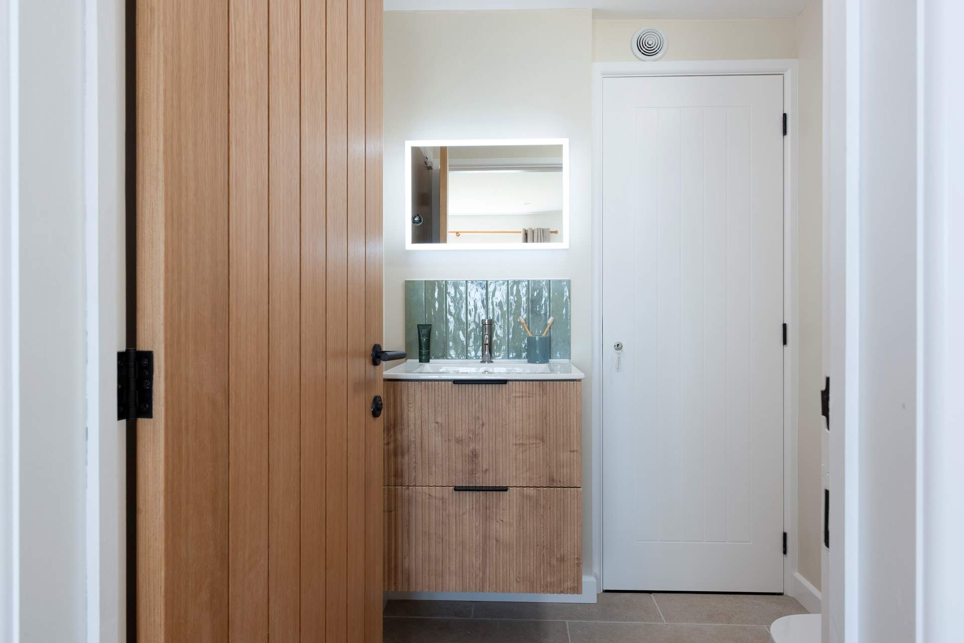 The en suite cloakroom.