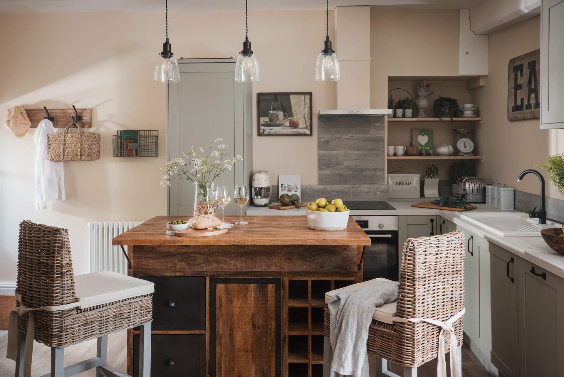 The kitchen provides all you will need to rustle up those holiday feasts.