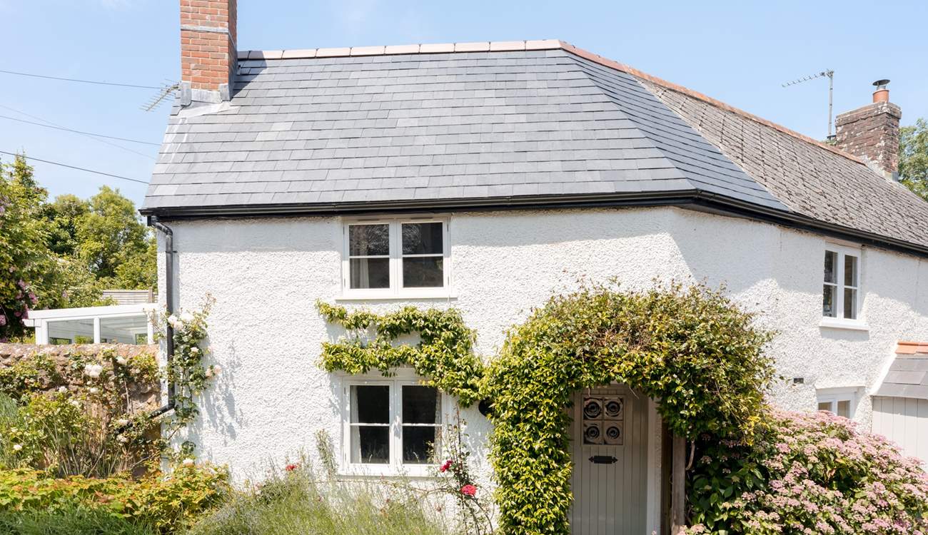 Welcome to the picture perfect Primrose Cottage. Perfect for couples, families and your four-legged friends.