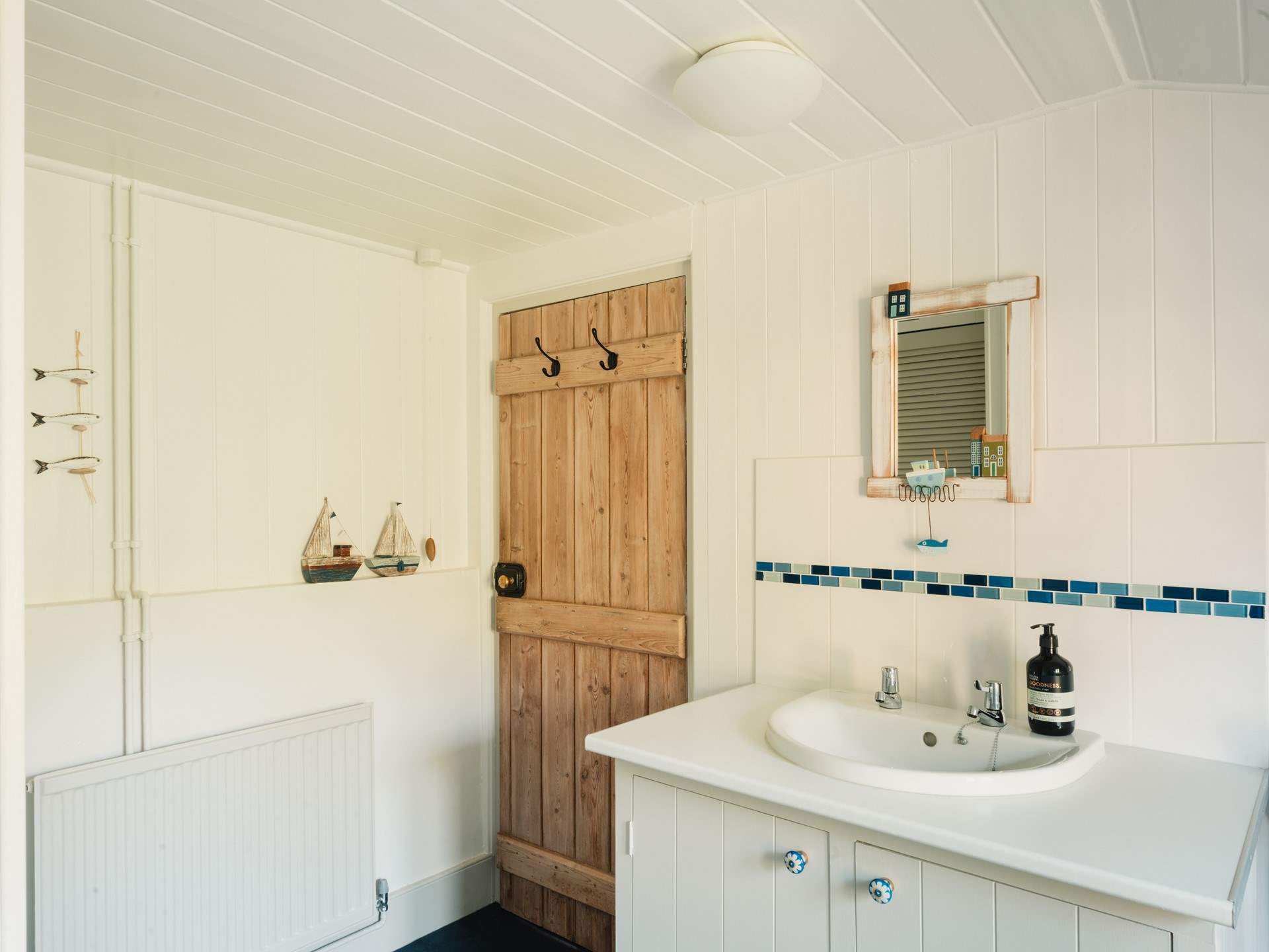 The wood panelling continues the coastal theme and you will certainly know you are only a few minutes from the beach.