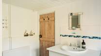 The wood panelling continues the coastal theme and you will certainly know you are only a few minutes from the beach.