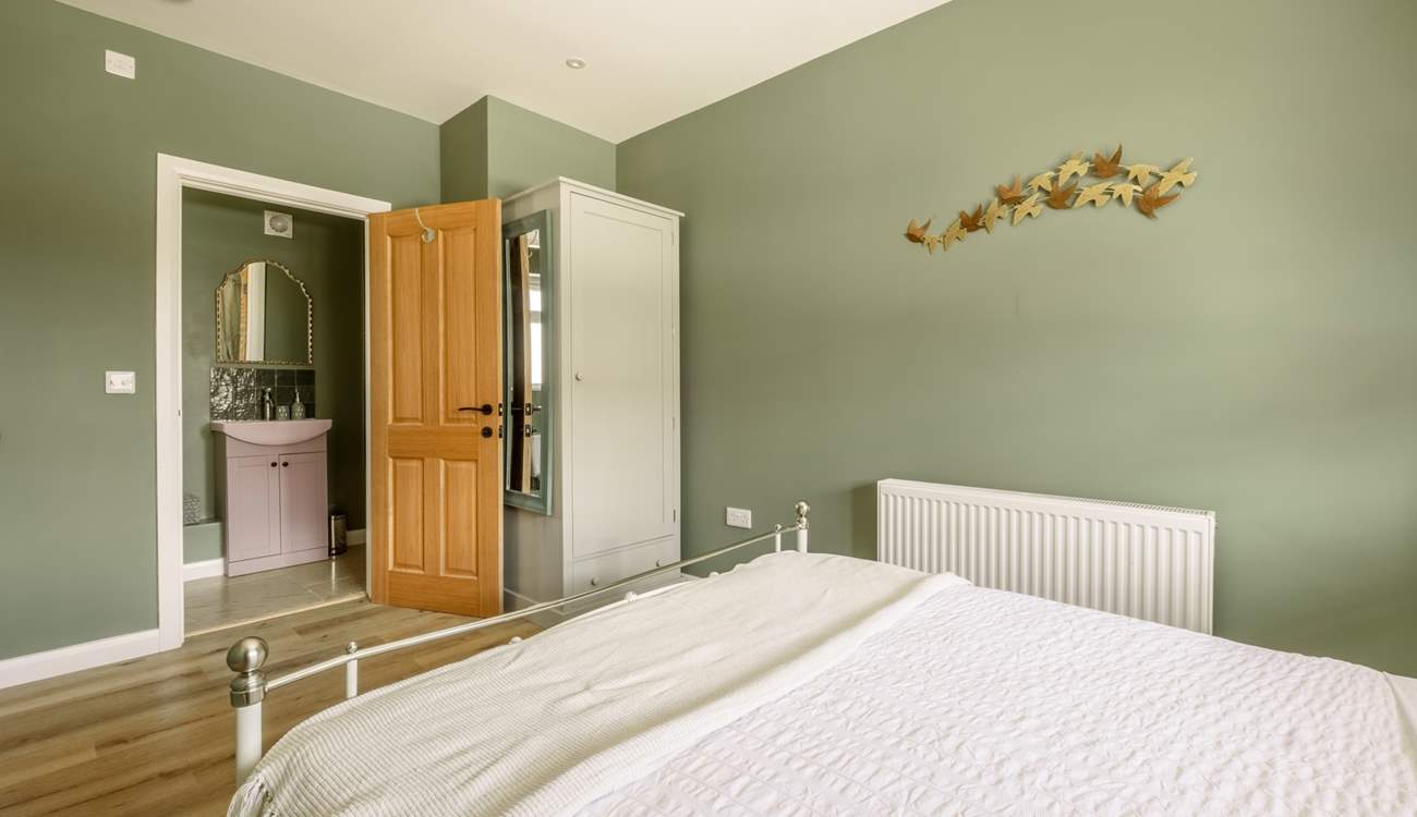 Door to the en suite.