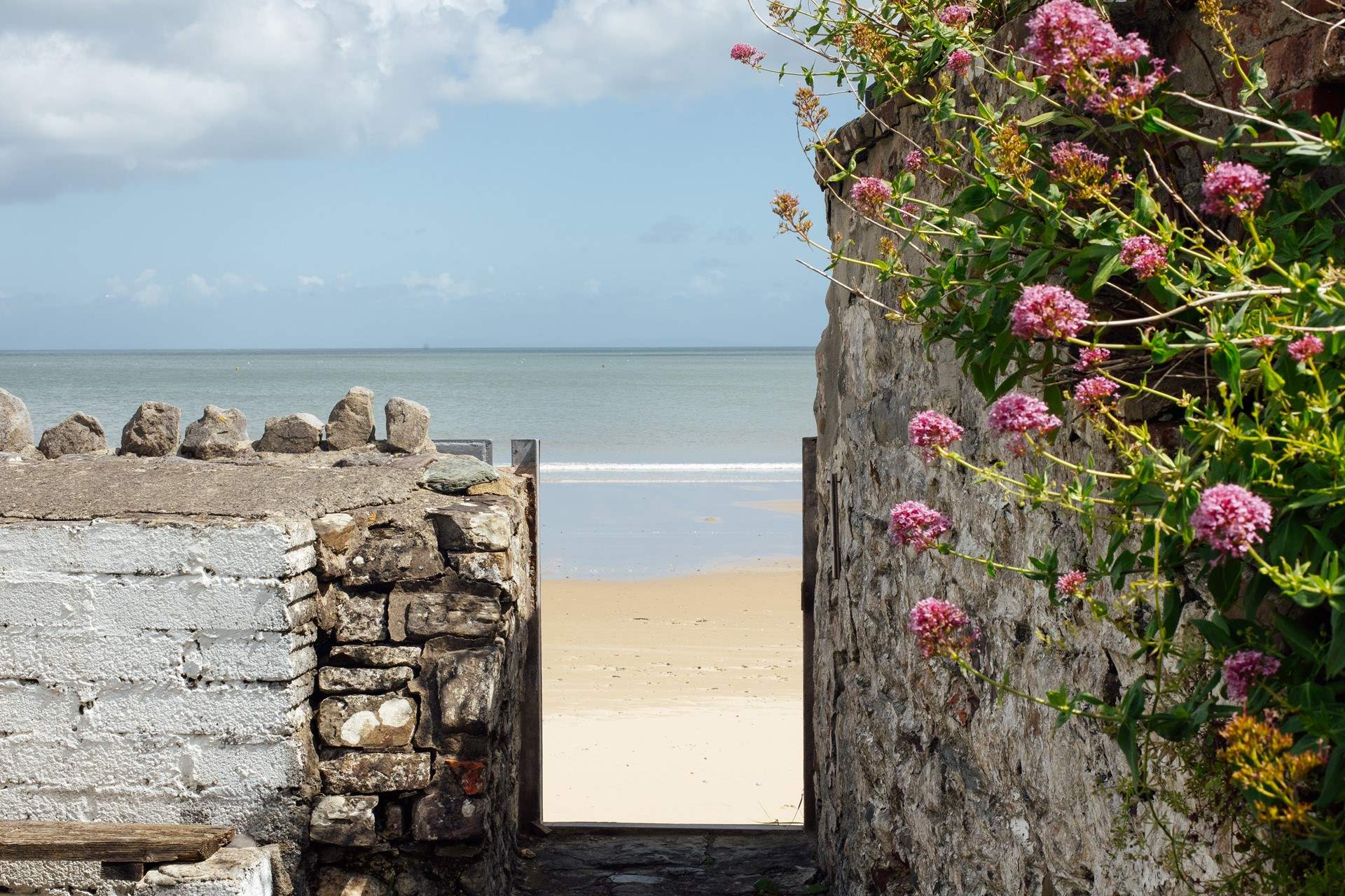 Step from the garden on to the golden sands of glorious Saundersfoot beach and into the sea. 
