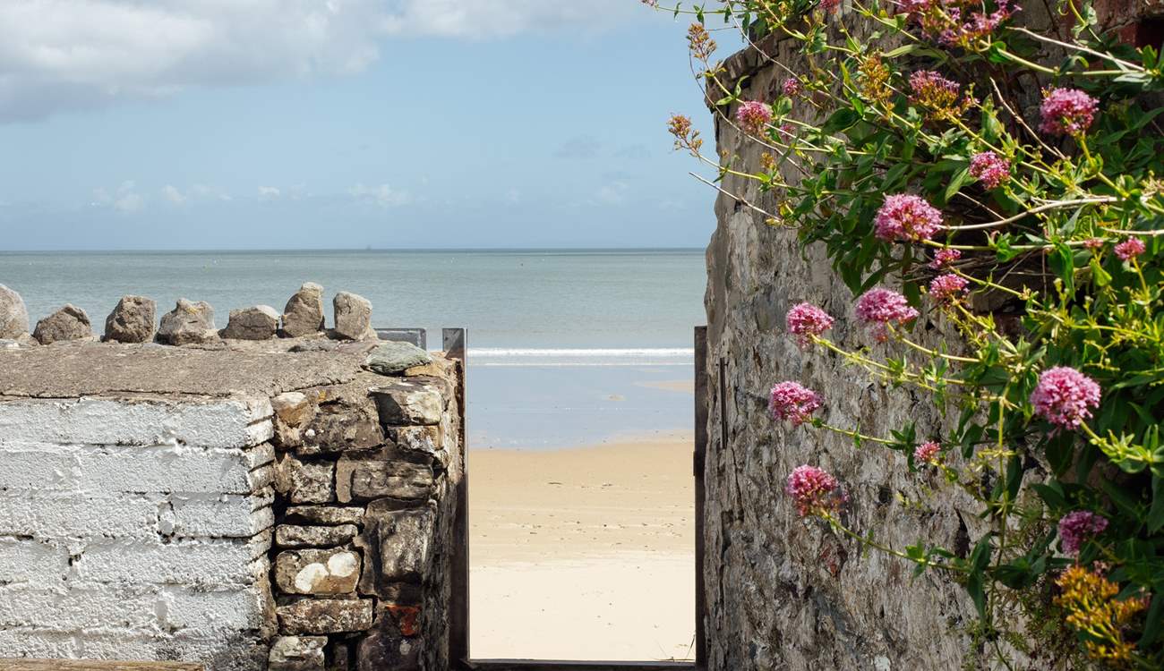 Step from the garden on to the golden sands of glorious Saundersfoot beach and into the sea. 