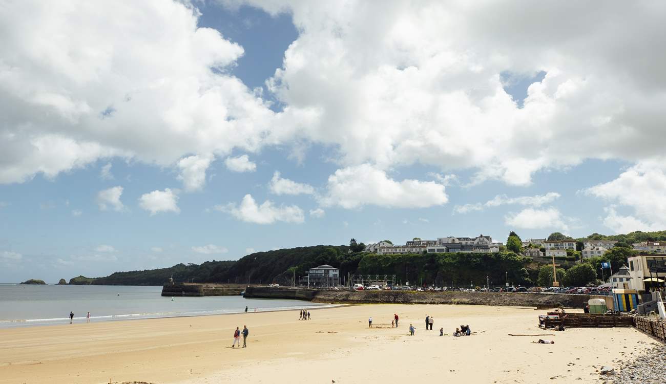Stroll across the beach to the pretty harbour, an array of shops, cafes, pubs or restaurants. 