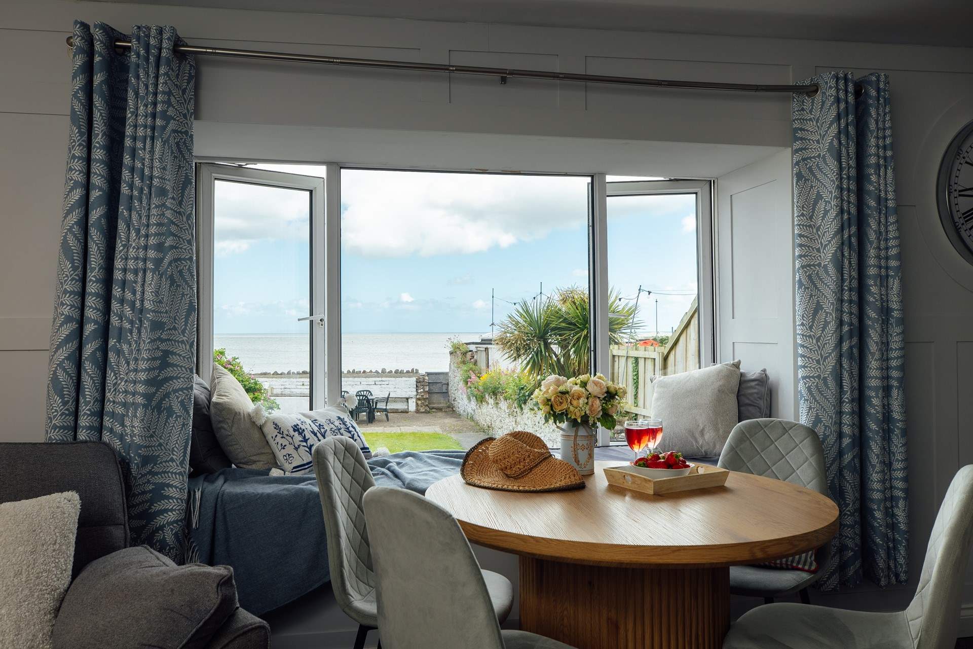 Leisurely dinners and slow holiday breakfasts with a sea view. 