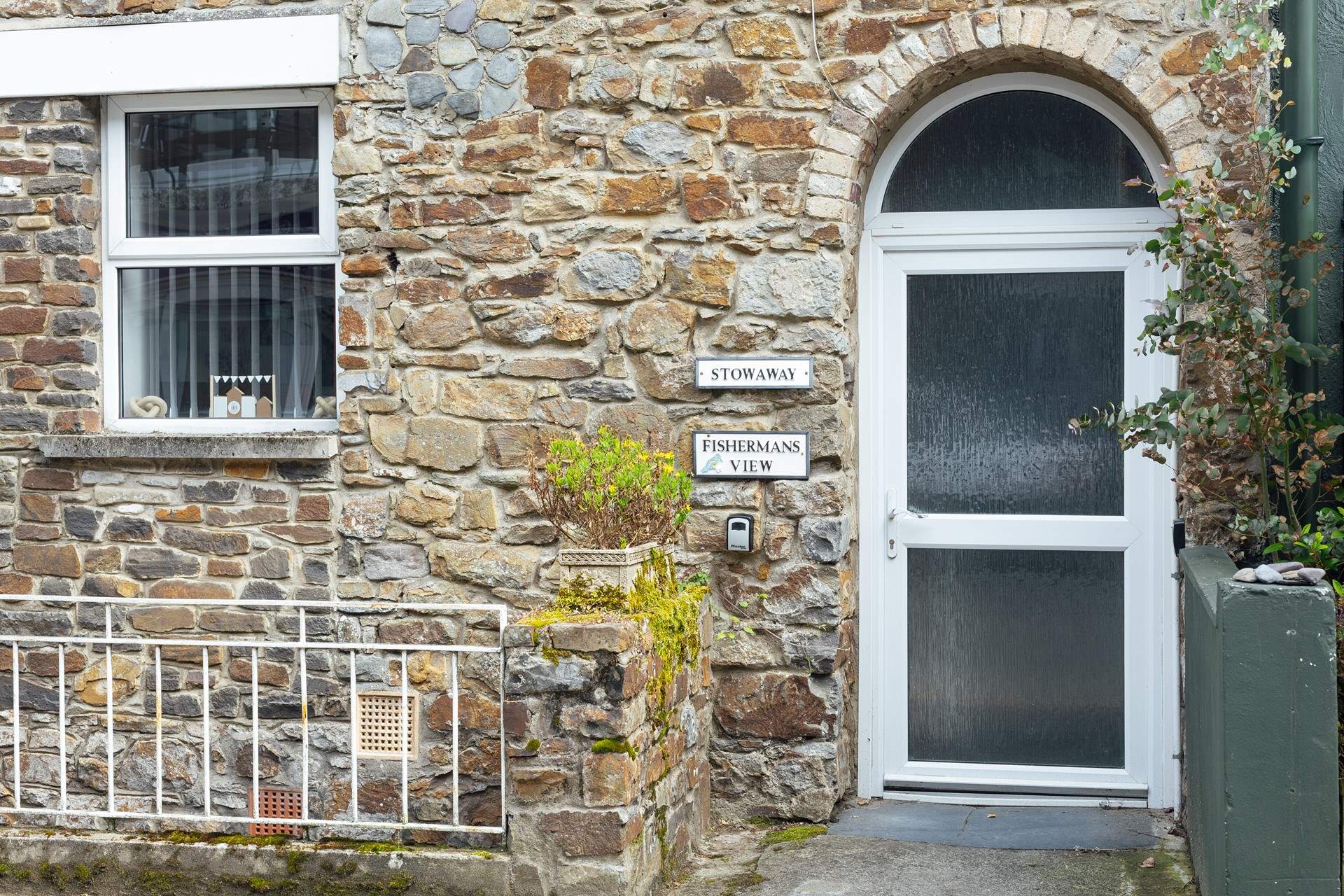 Idyllic, ground floor apartment with private beach access. A memorable seaside holiday awaits. 