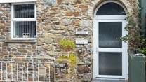Idyllic, ground floor apartment with private beach access. A memorable seaside holiday awaits. 