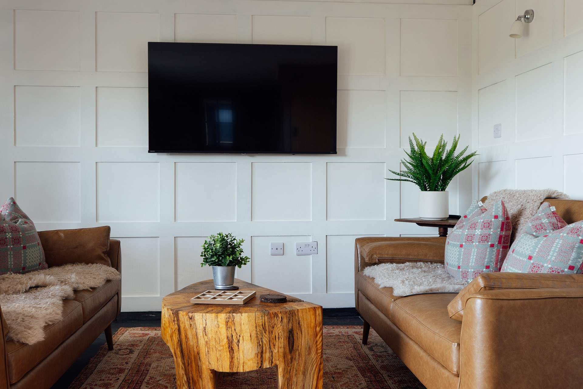 Nol is ideal for small families and friends wishing to get together to explore this magnificent coastal area. Cwm yr Eglwys beach is a short walk away. 