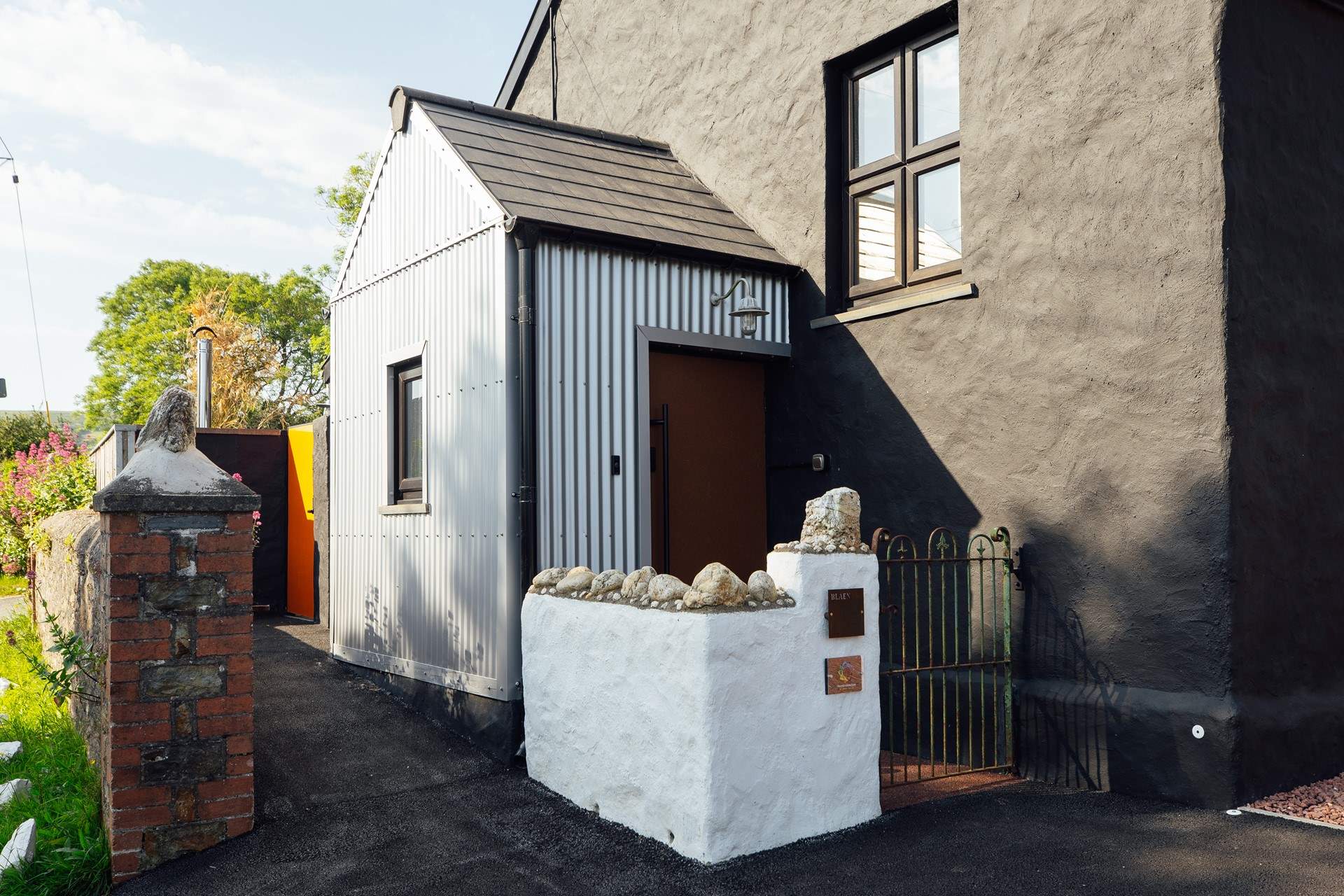 Step inside and escape the everyday. Peaceful Blaen with relaxing hot tub awaits. 