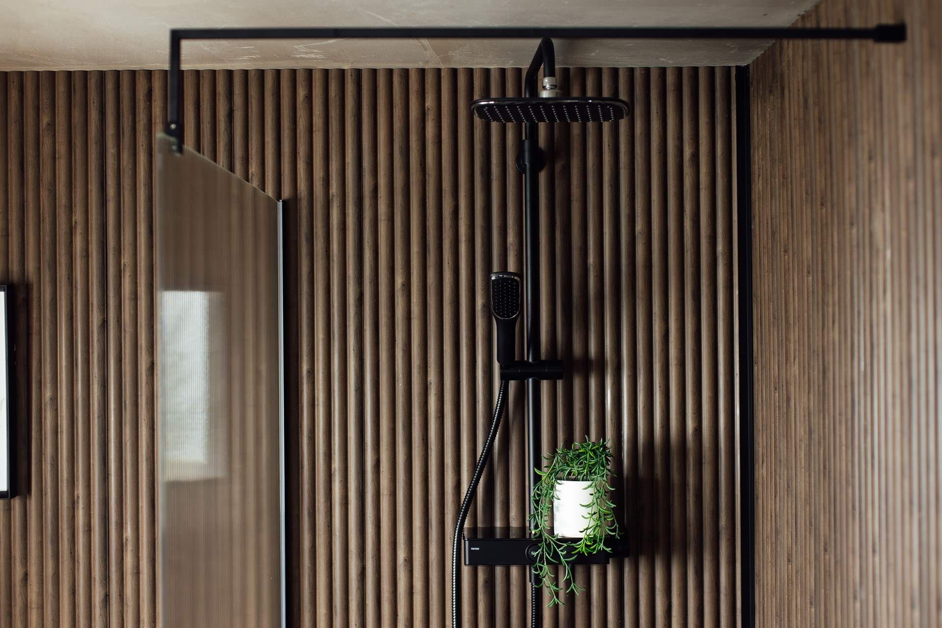 Perhaps you'd prefer a refreshing shower in the luxurious bathroom. 