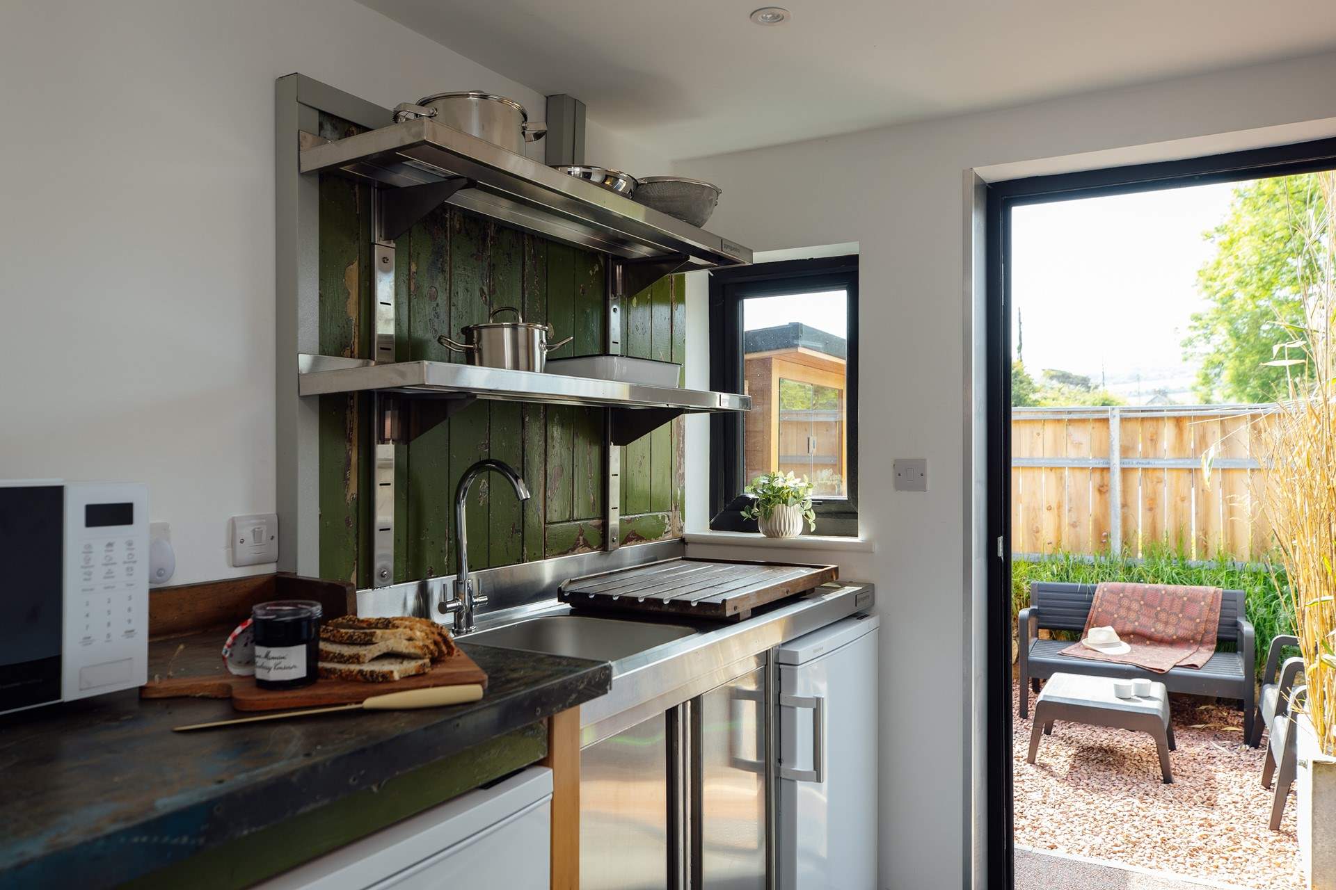 Step out into the idyllic patio-area. 