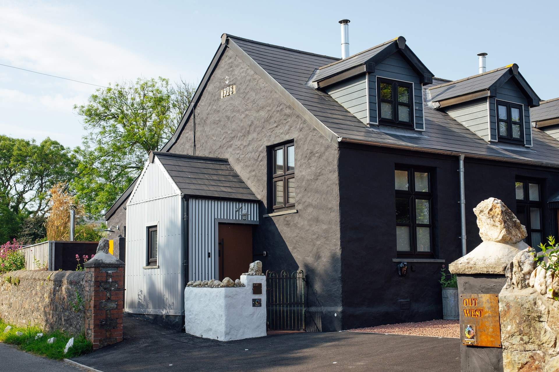 Gorgeous Blaen, sleeps four, in a double and twin room. Relax in the bubbly hot tub in Blaen. 