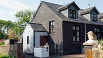 Gorgeous Blaen, sleeps four, in a double and twin room. Relax in the bubbly hot tub in Blaen. 