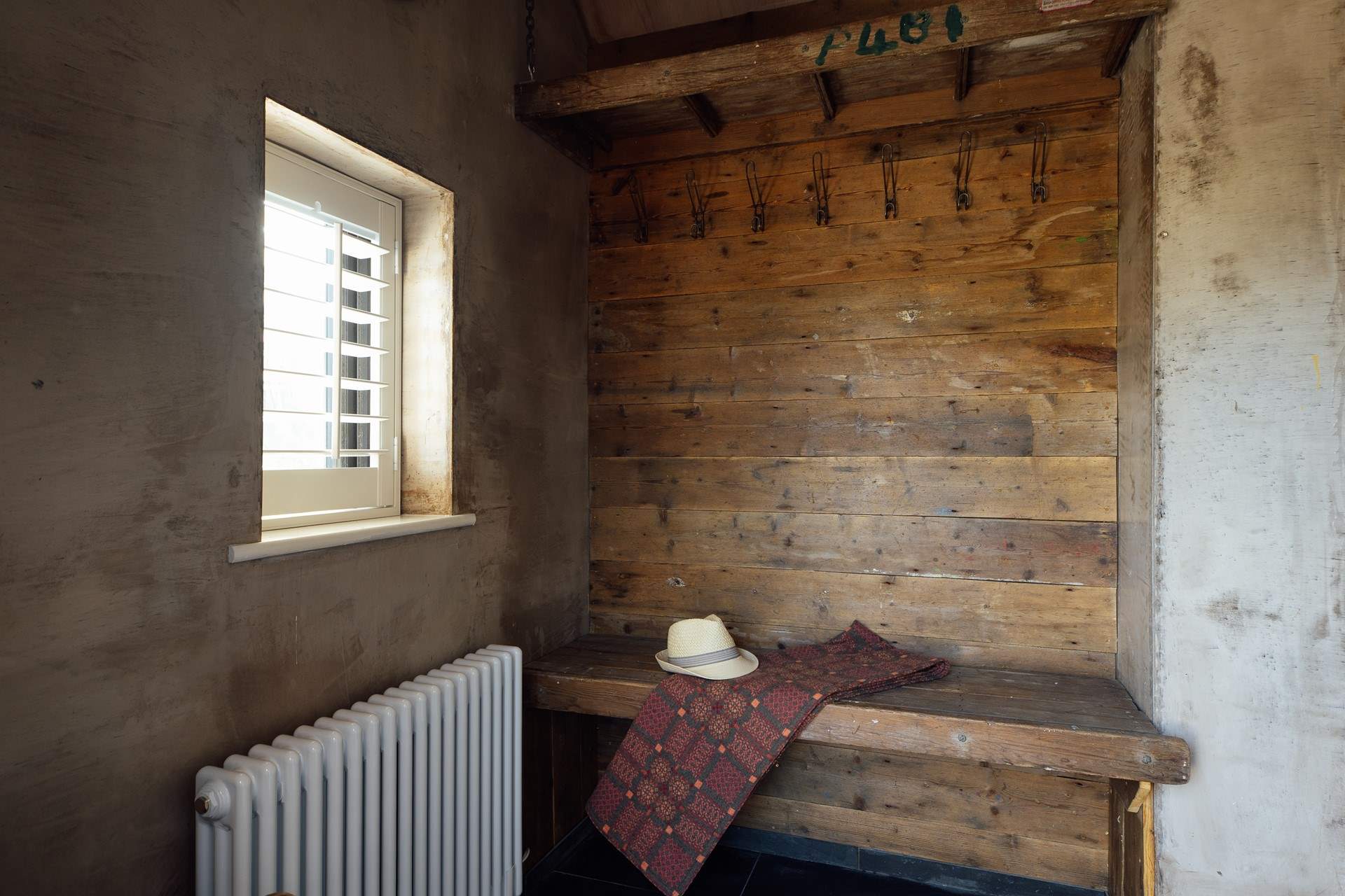Useful large porch in Blaen. 
