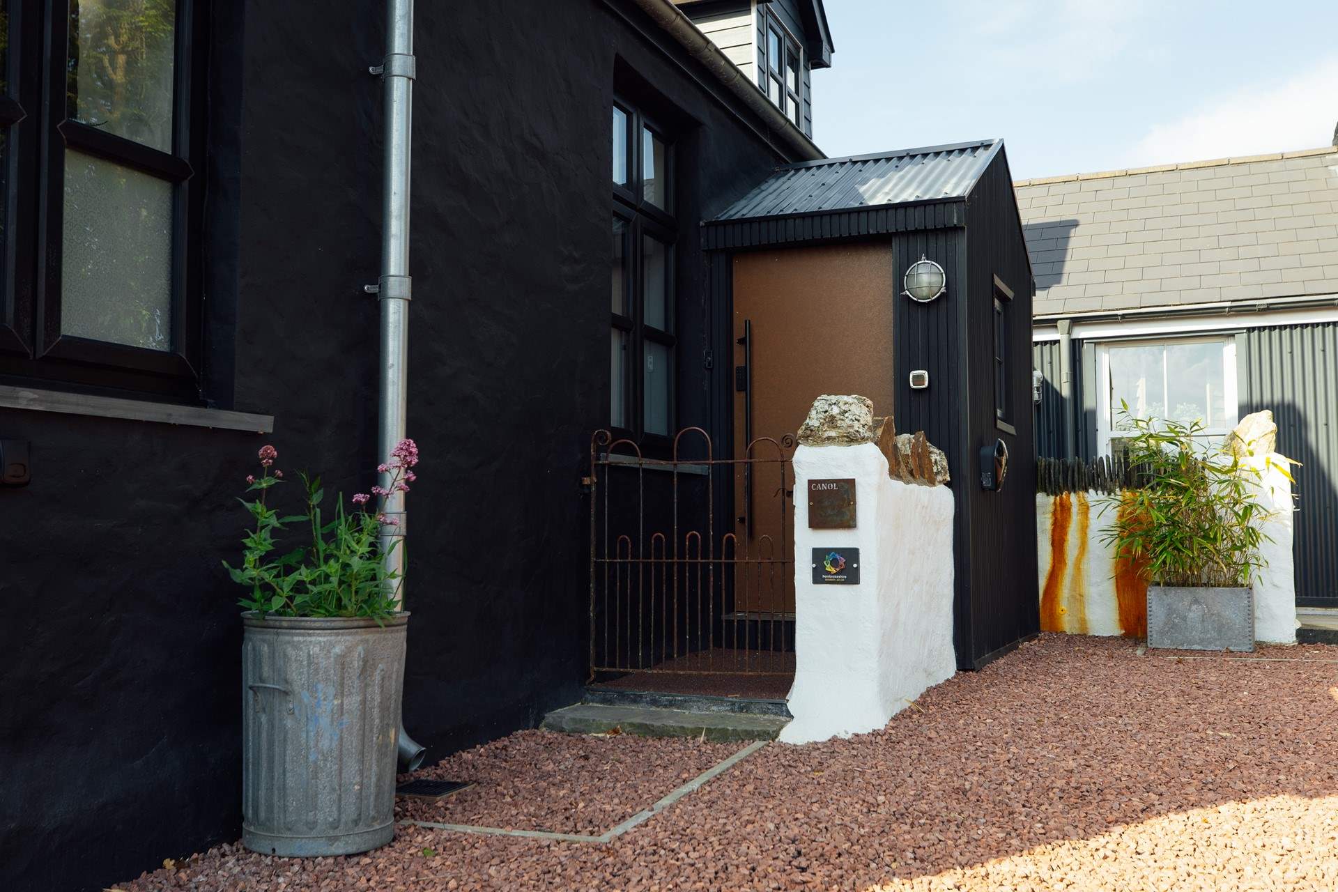 Next to Blaen is Canol, sleeping five, in two double bedrooms and a single room. Relax in Canol's soothing sauna. 