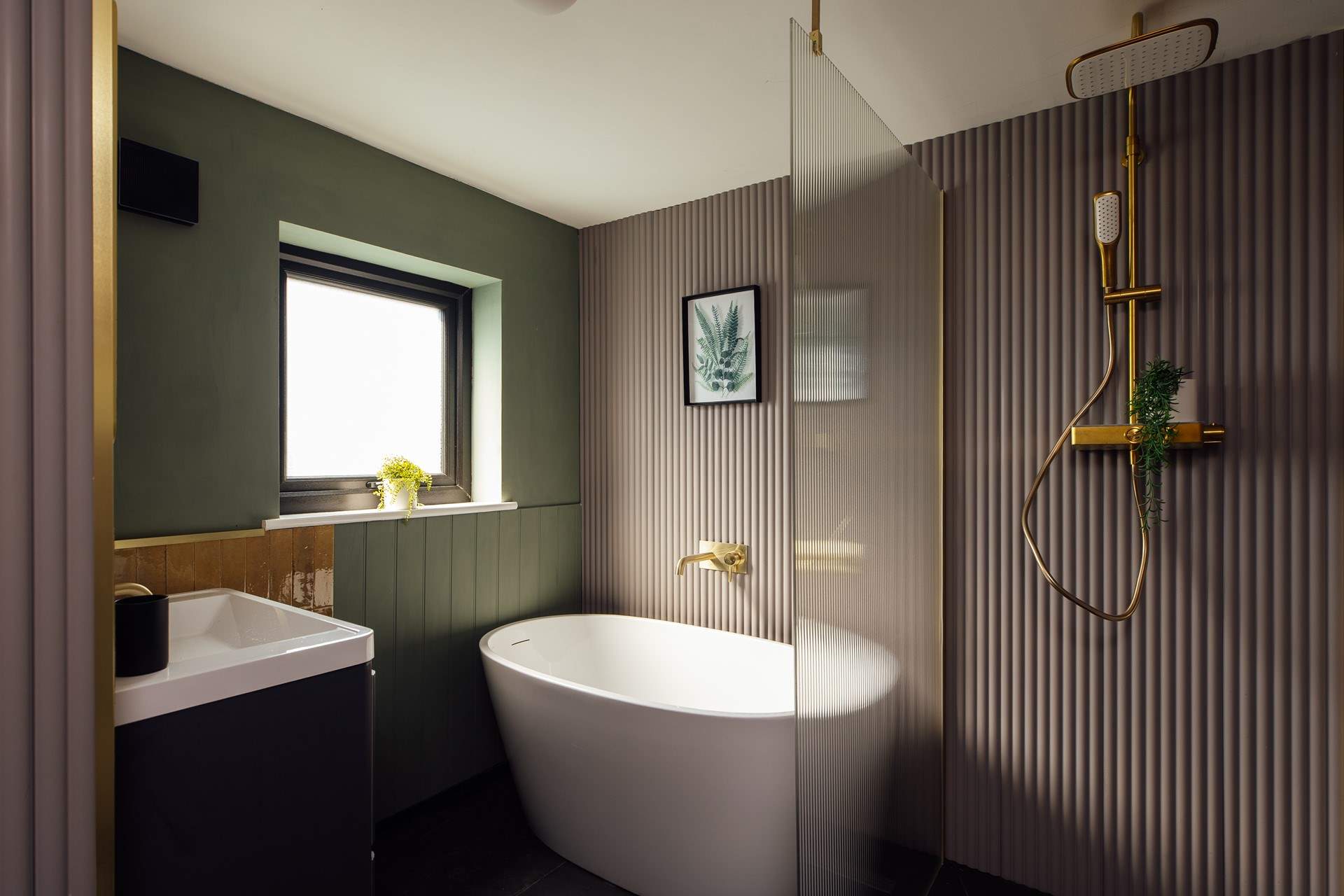 Canol's luxurious bathroom. Deep bath or shower, you choose. 