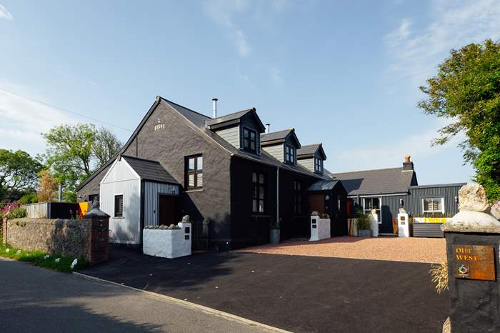 Out West Pembrokeshire,Sleeps 13 + 3 cots, 3 miles W of Newport, Pembrokeshire