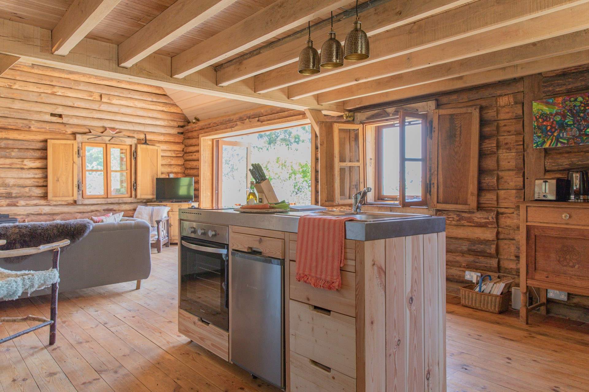 The free-standing kitchen has an oven, hob and fridge with ice-box.