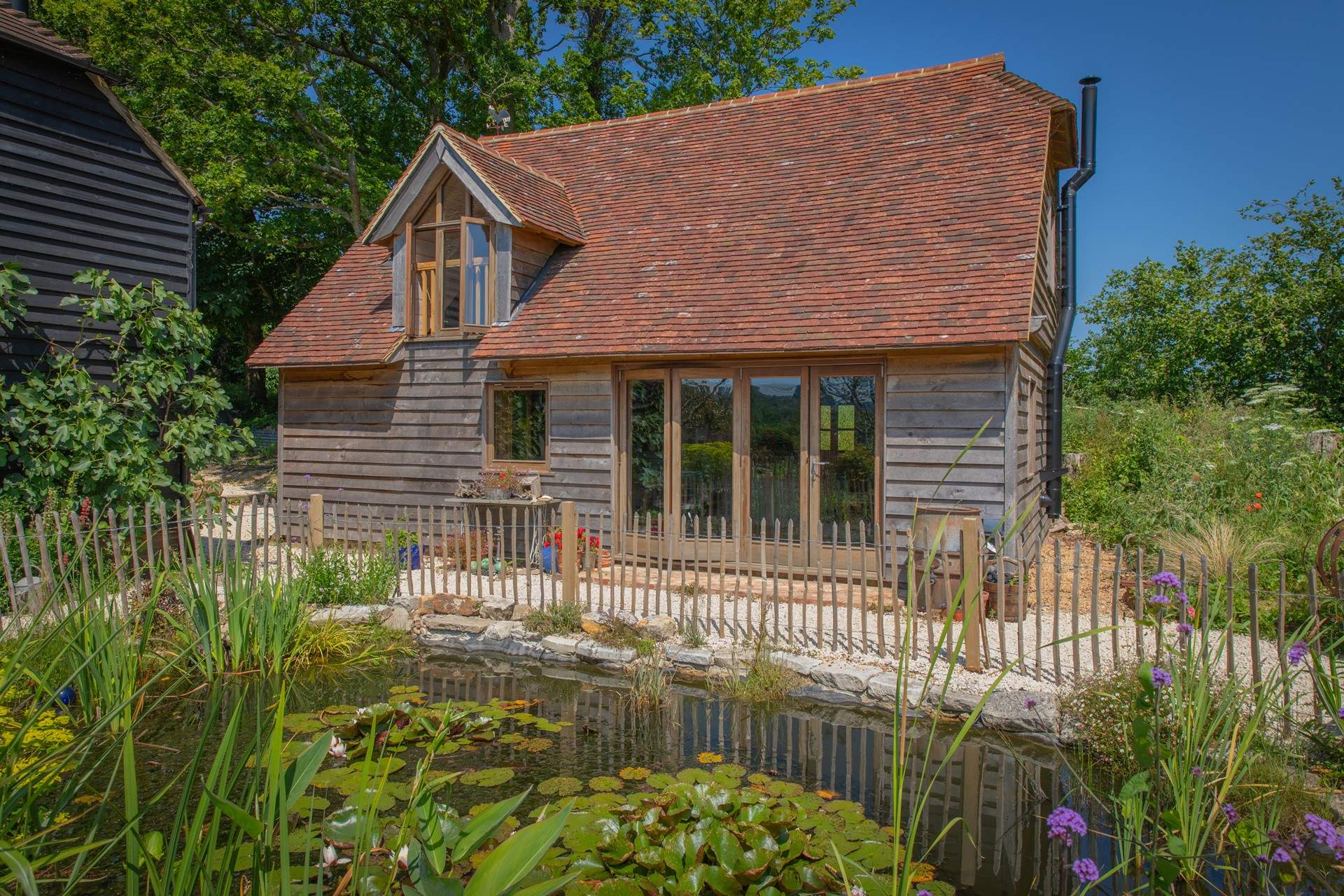 Bloomsbury Cottage is moments from Bewl Water.