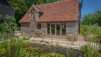 Bloomsbury Cottage is moments from Bewl Water.