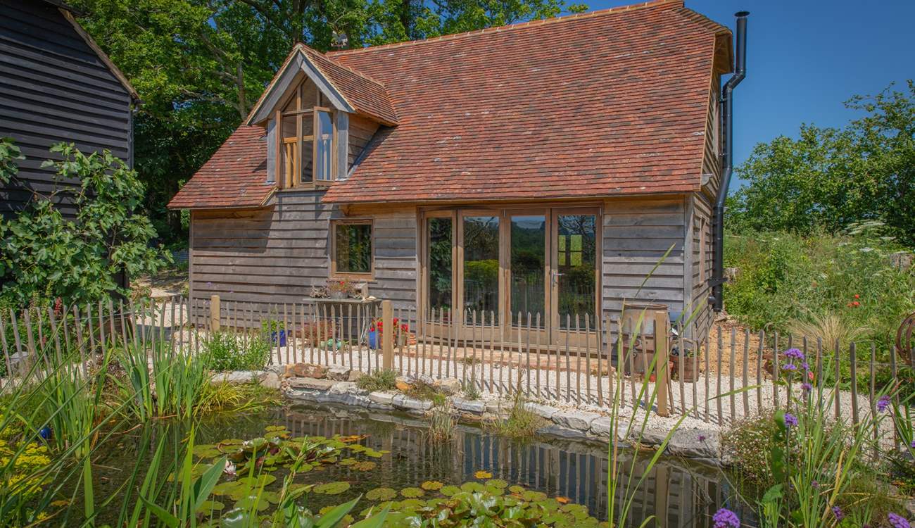 Bloomsbury Cottage is moments from Bewl Water.