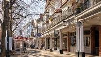 The Pantiles in Royal Tunbridge Wells featuring open air cafes, galleries and boutiques.