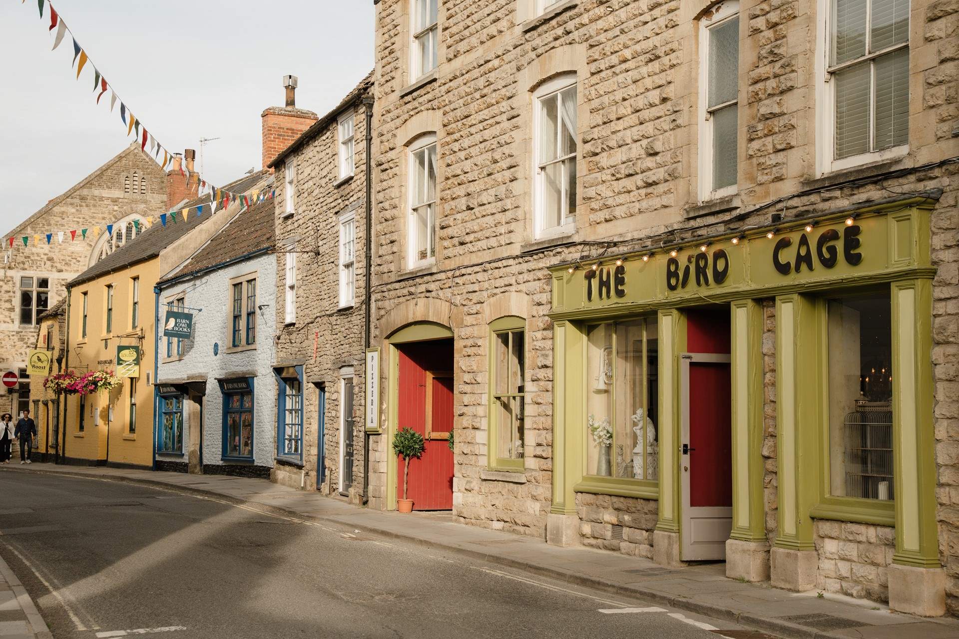 Discover the independent boutiques, eateries and cosy pubs of Malmesbury. 