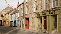 Discover the independent boutiques, eateries and cosy pubs of Malmesbury. 