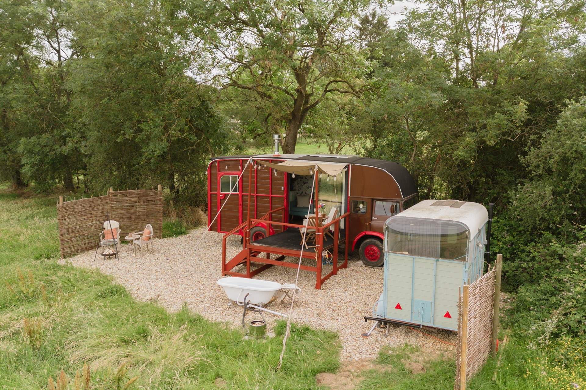 This beautifully converted vintage horsebox is surrounded by sweeping meadows and rolling farmland, promising a dreamy rural escape.  
