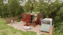 This beautifully converted vintage horsebox is surrounded by sweeping meadows and rolling farmland, promising a dreamy rural escape.  
