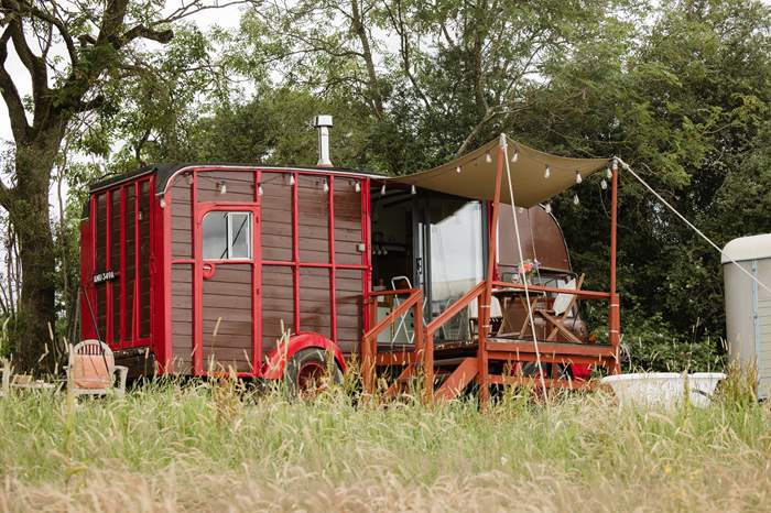 Paloma is a Converted horsebox with outdoor bath near Malmesbury.