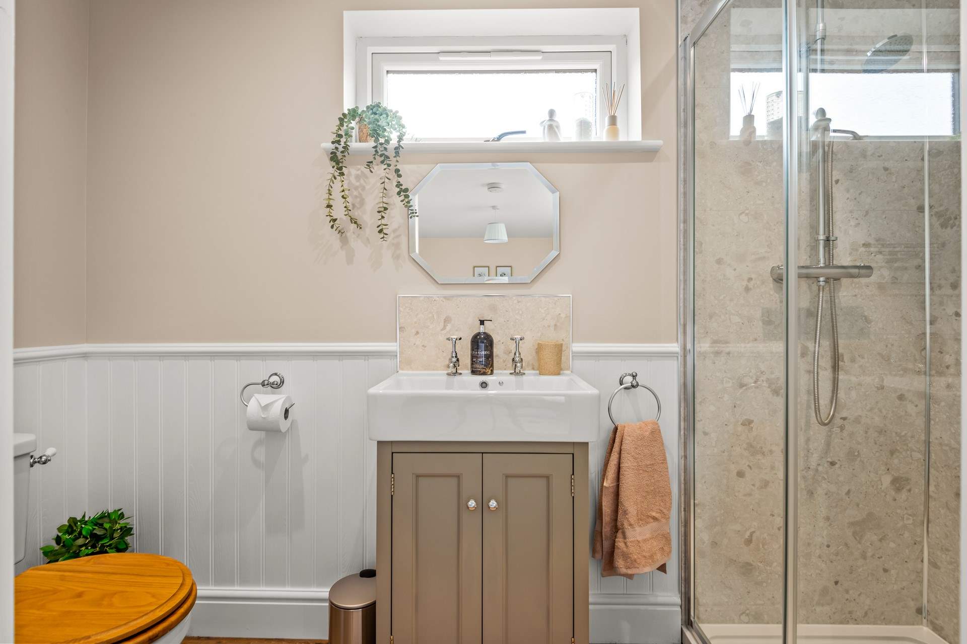 The en suite shower-room.