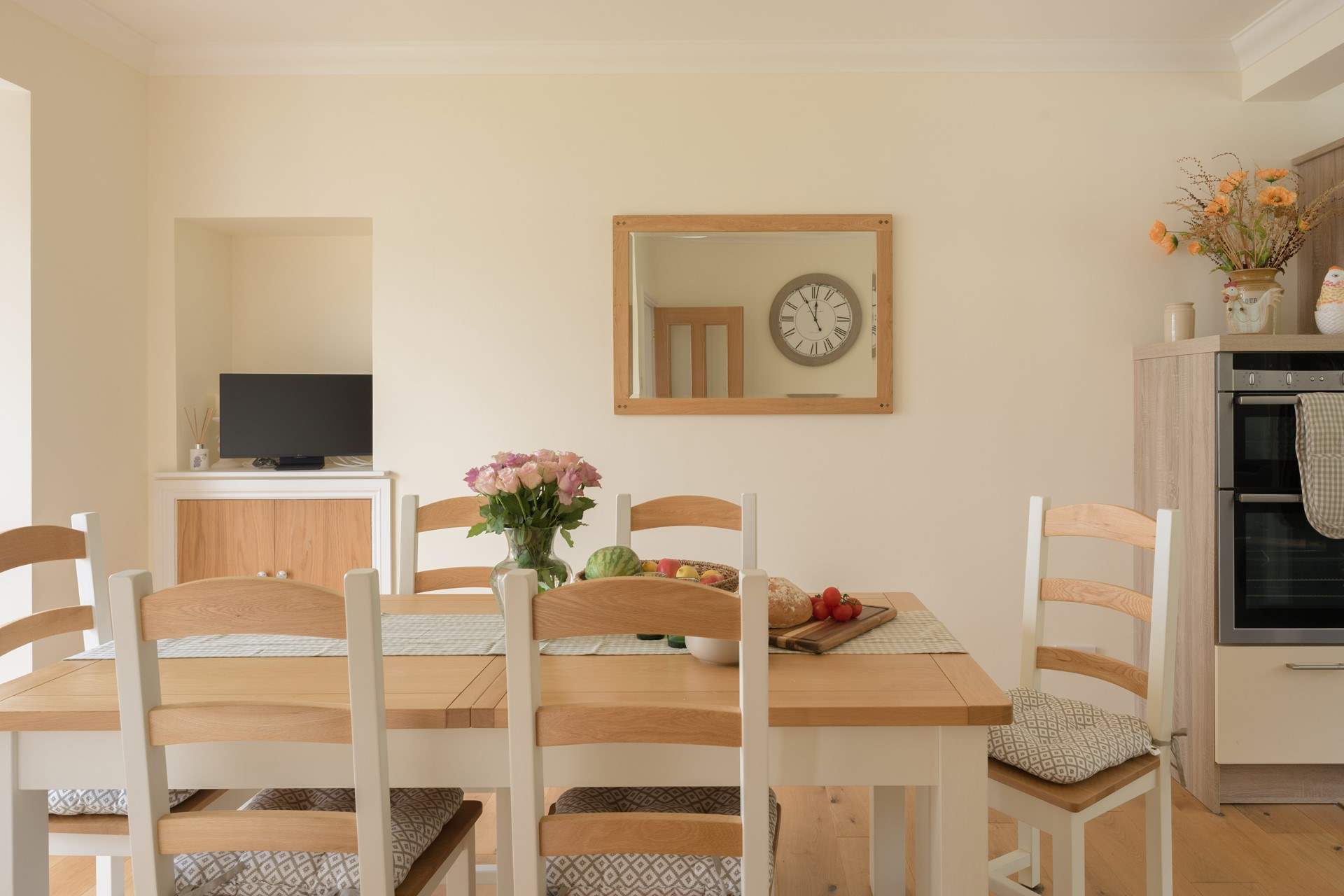 The country-style dining-area fits the cottage perfectly.