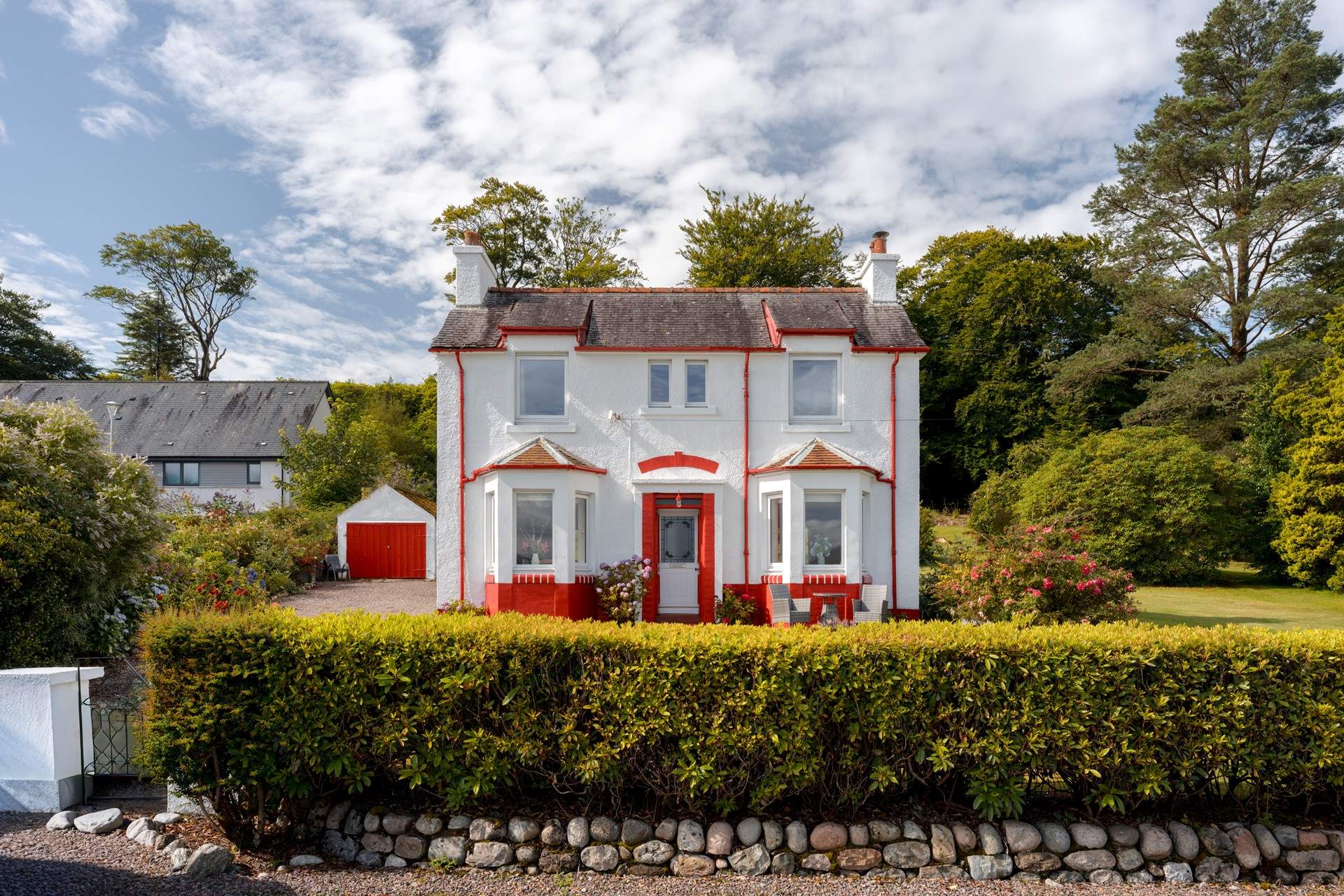A picture-perfect cottage on the lochside.