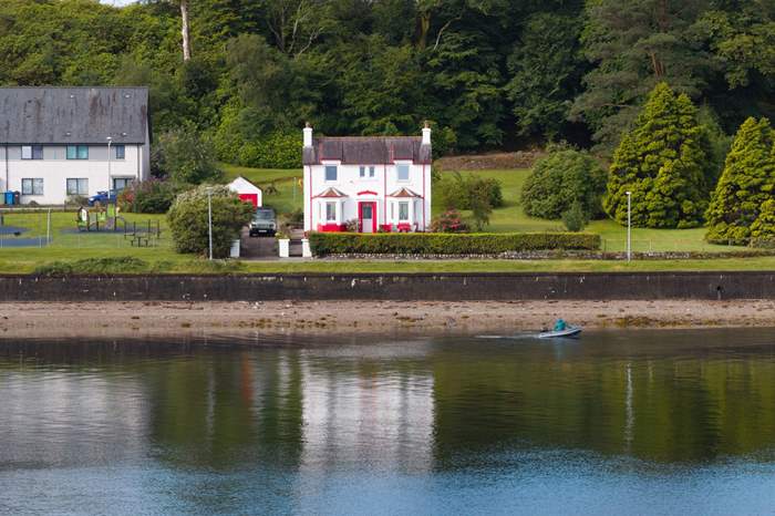 Camusasaig is a 2 bedroom self catering cottage with loch views near Fort William.