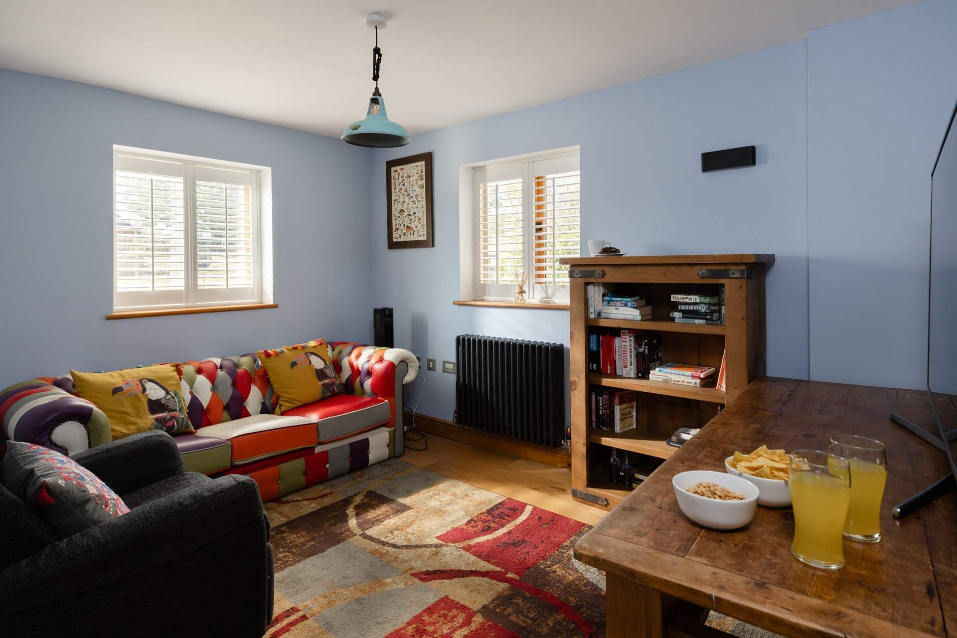 The snug has a Smart TV, ideal for those who watch something different, or for the kids to have their own space.