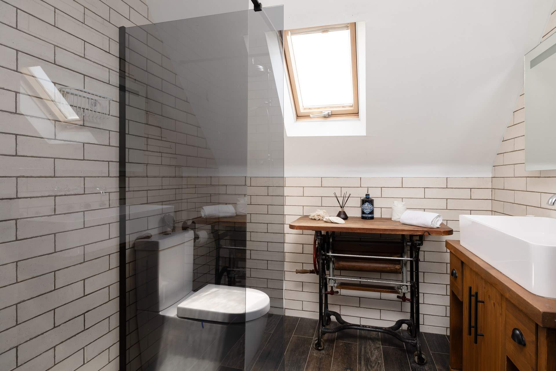 Another individual en suite.