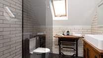 Another individual en suite.