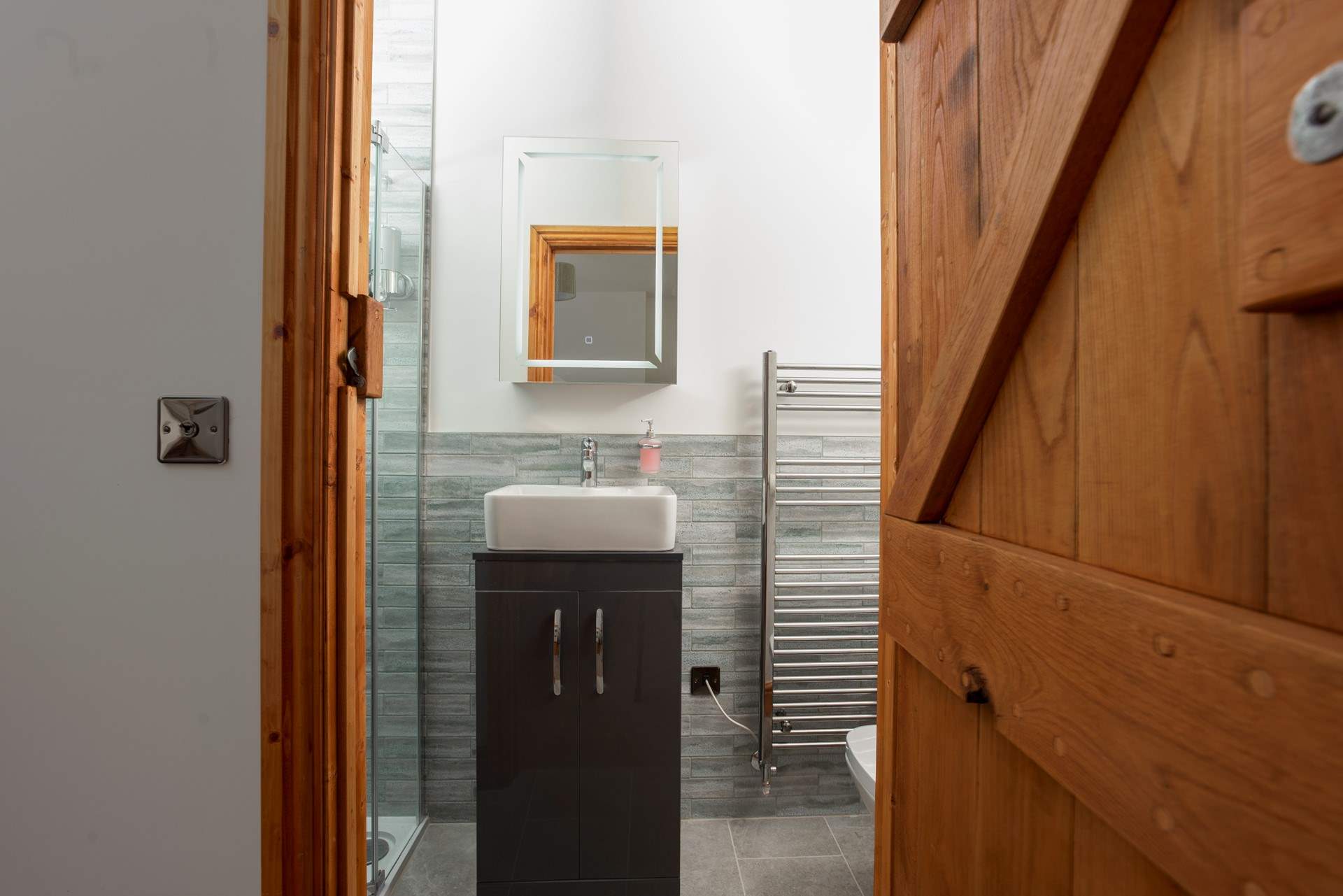 The en suite shower-room.