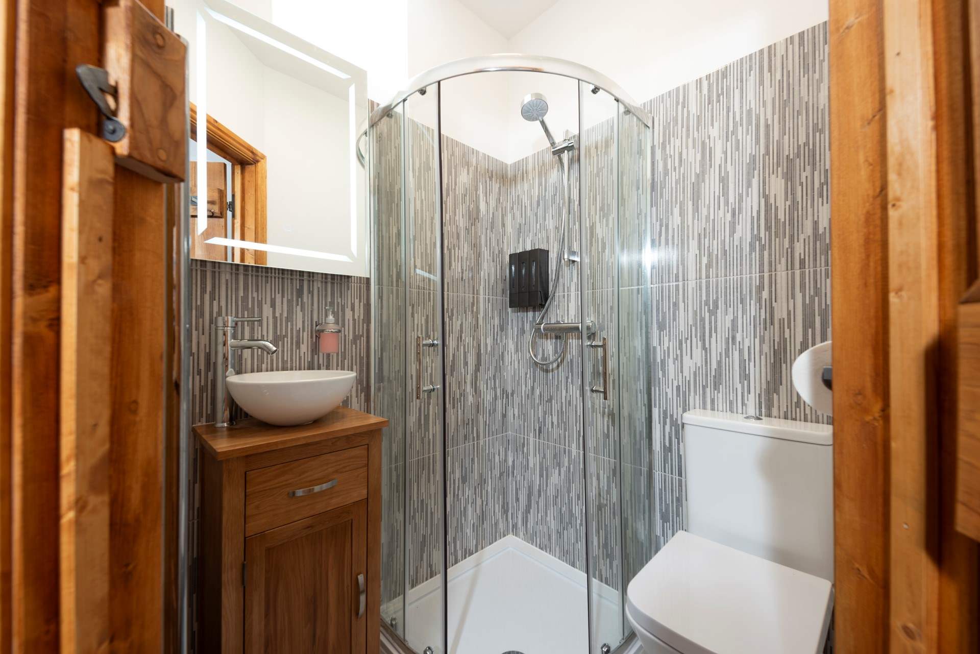 The en suite shower-room.