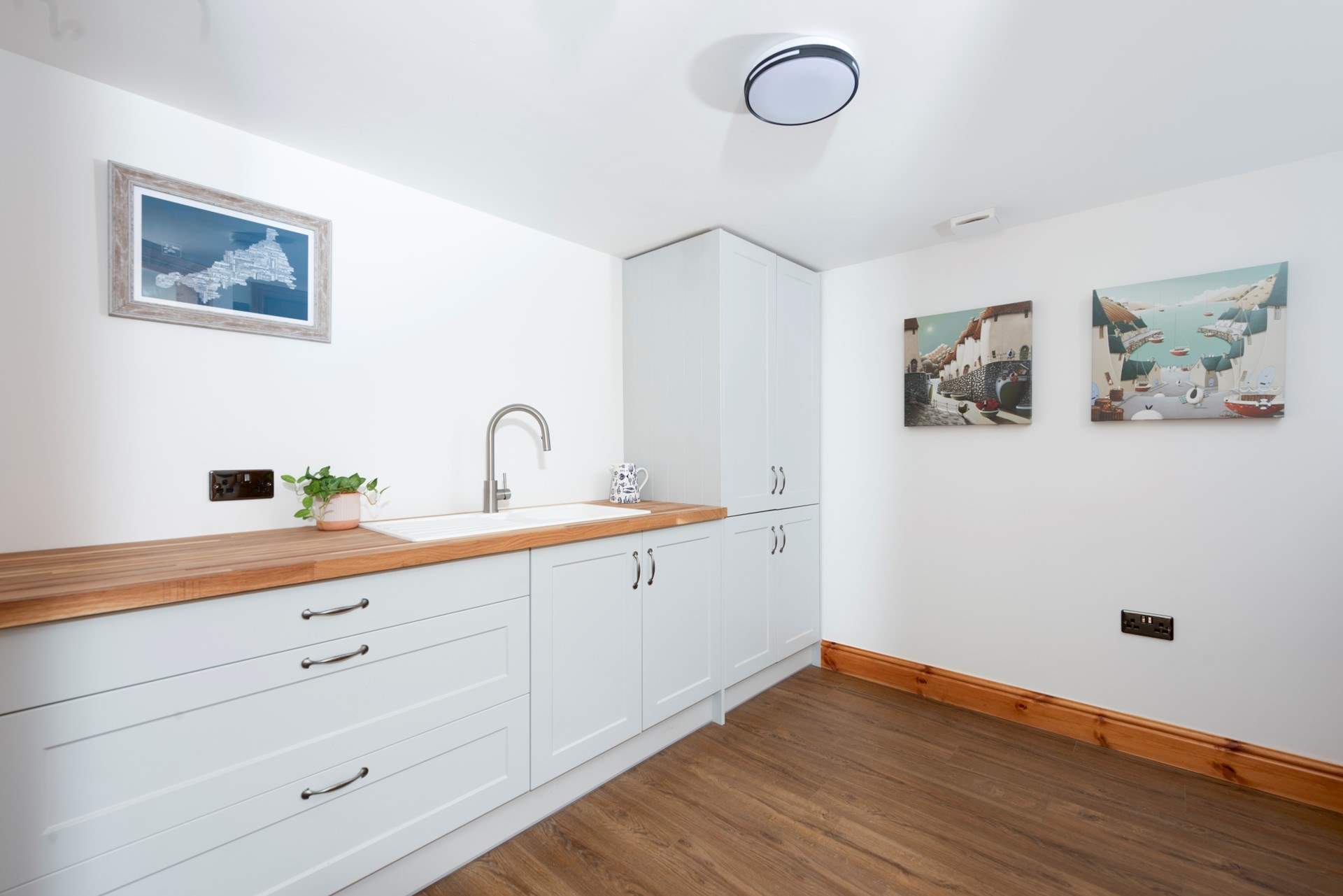 Plenty of cupboard space to store your groceries.