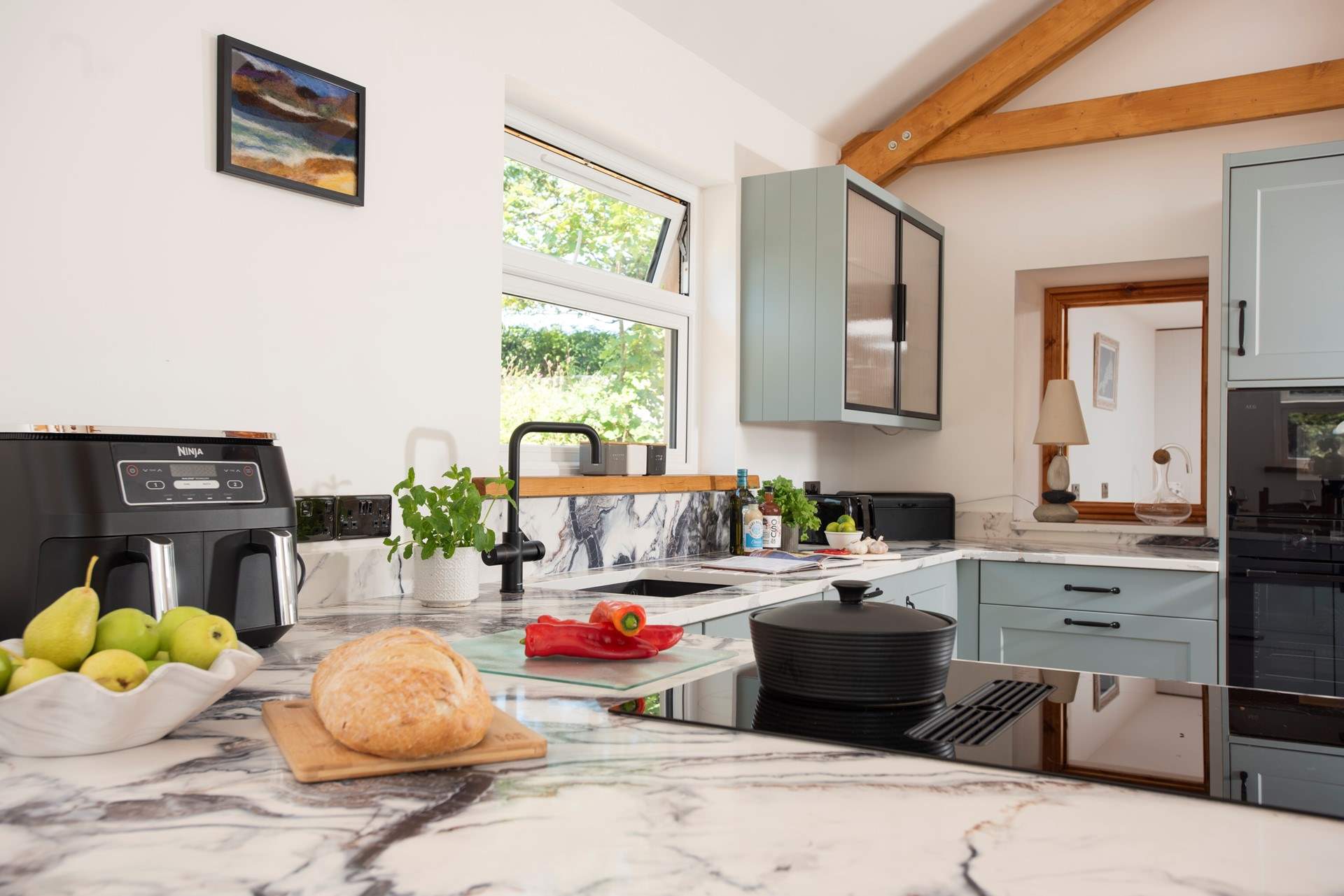 Everything is provided for effortless holiday dining including a stylish boiling water tap (in place of a kettle). 
