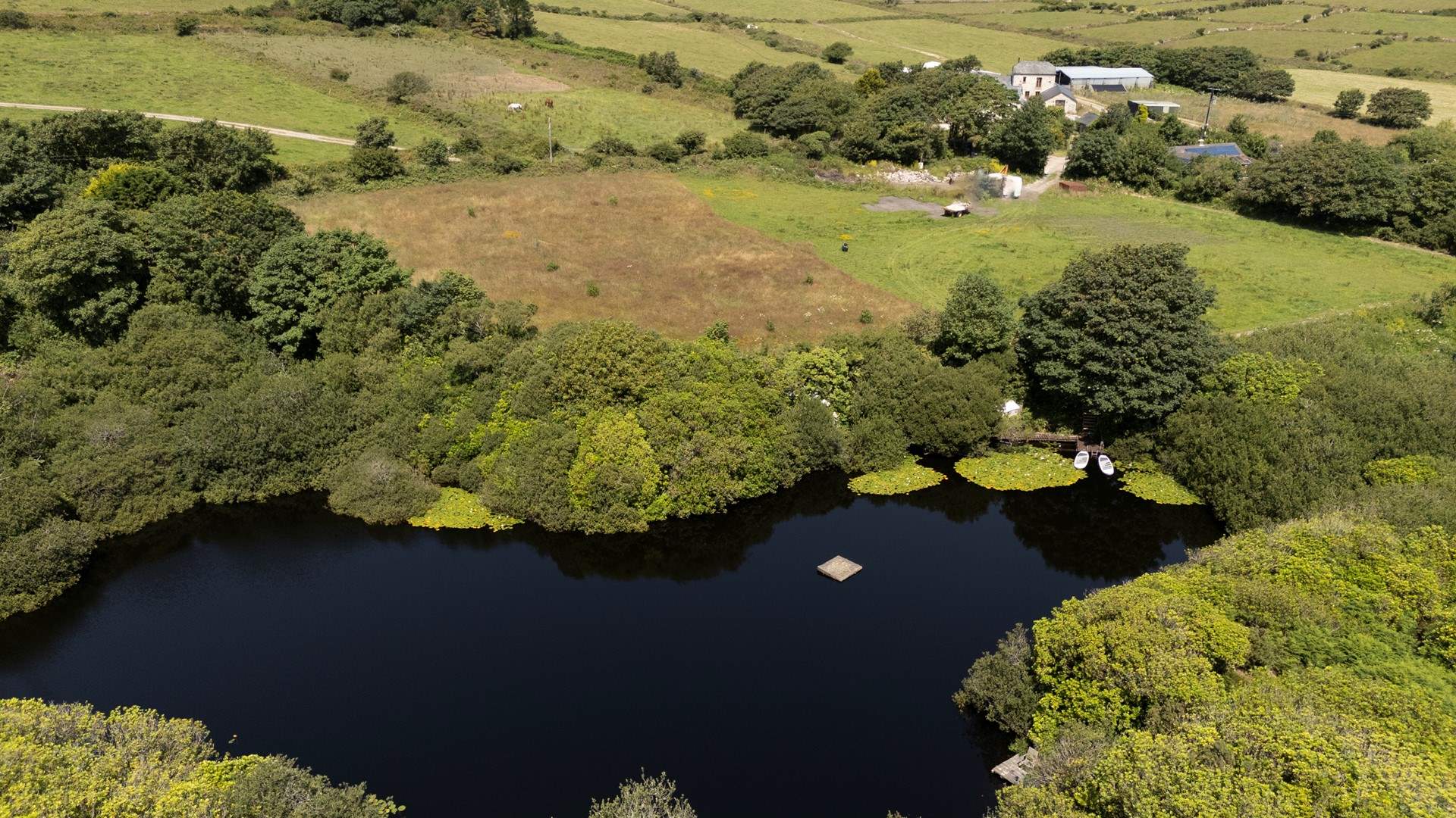 An aerial view of the beautiful lake. There is a path through the field to access it, just a two-minute walk from the cottage.